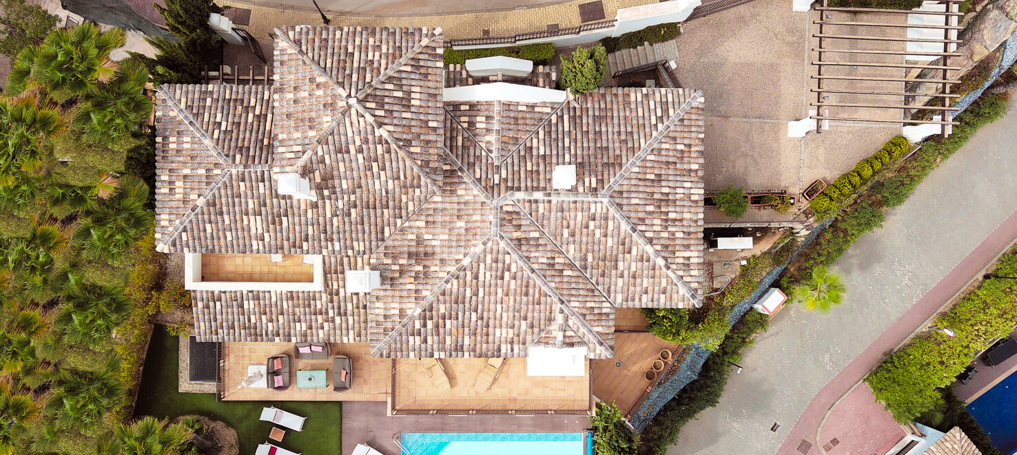 Mediterrane Benahavís Stadt Villa mit Panoramablick auf das Meer und die Berge.