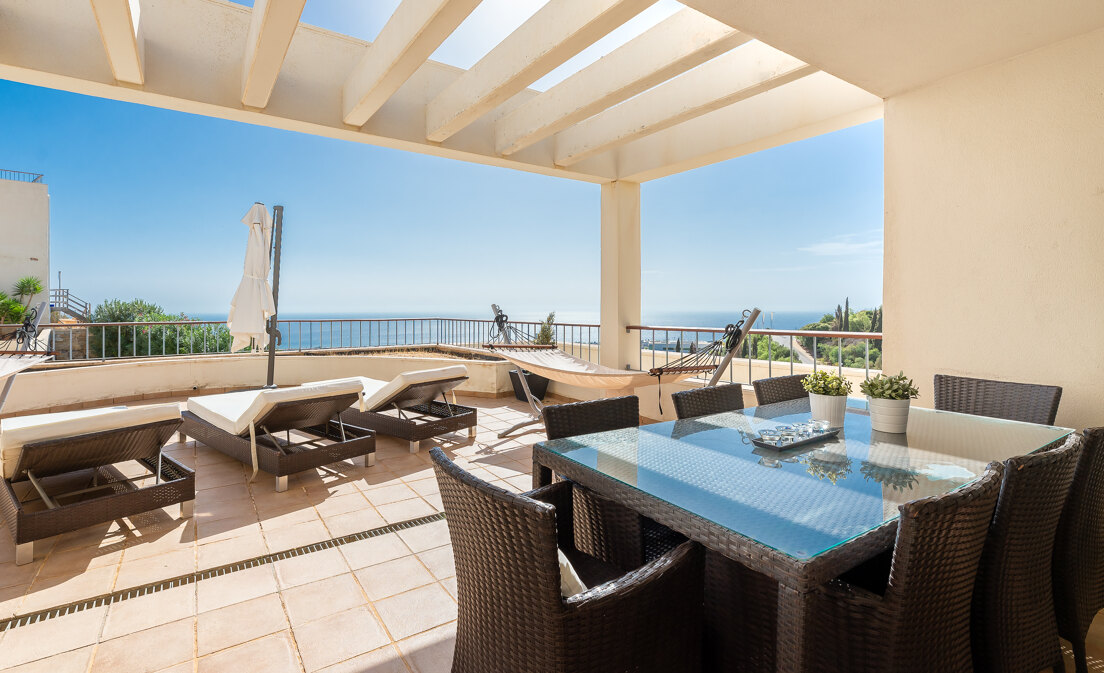 Luminöses Penthouse in Los Altos de Los Monteros mit Panoramablick aufs Meer