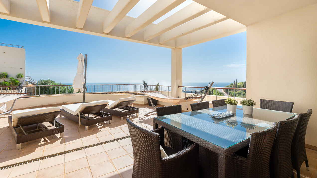 Luminöses Penthouse in Los Altos de Los Monteros mit Panoramablick aufs Meer