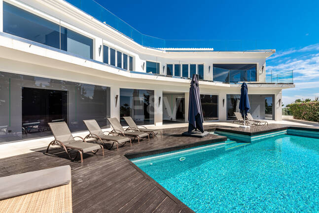 Modern Villa i Hacienda Las Chapas med havsutsikt