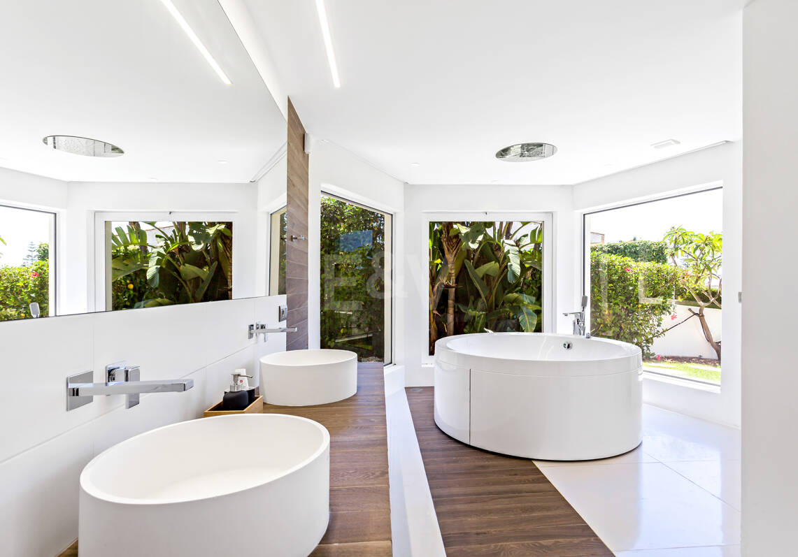 Modern Villa i Hacienda Las Chapas med havsutsikt
