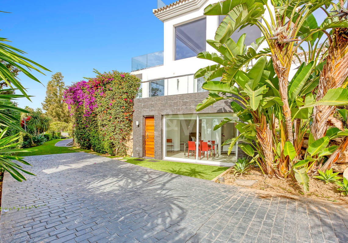 Modern Villa i Hacienda Las Chapas med havsutsikt