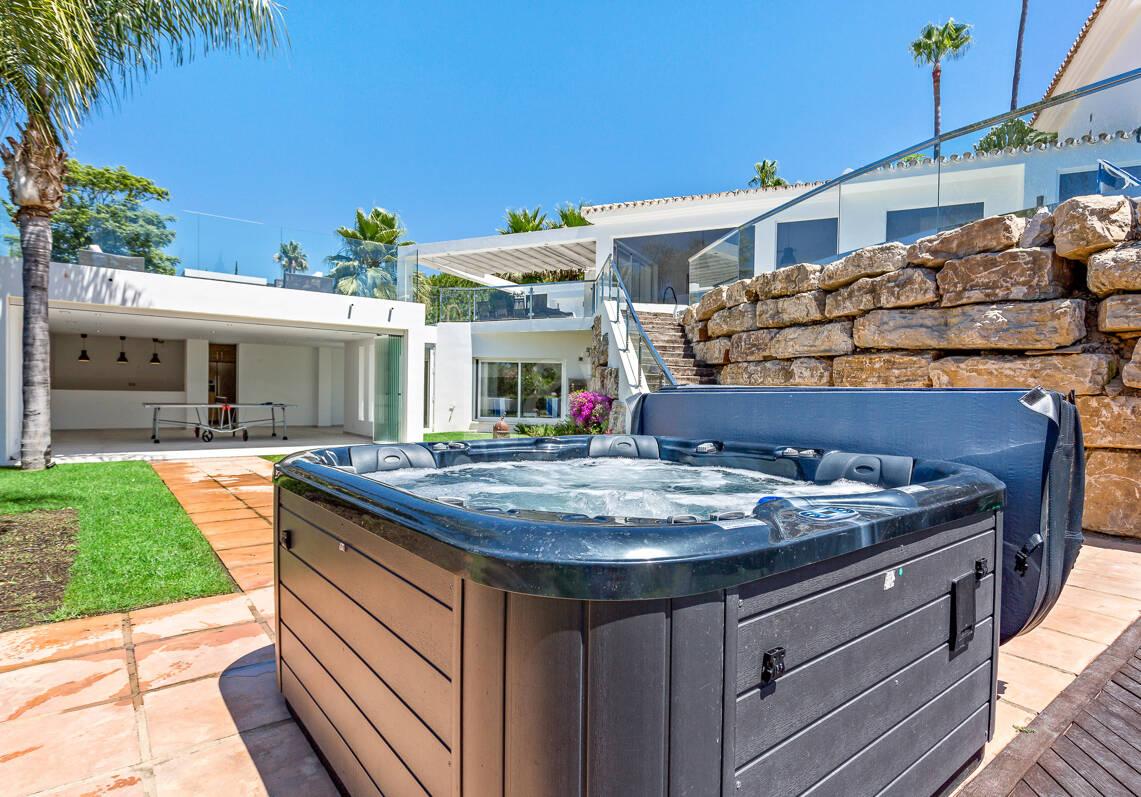 Modern Villa i Hacienda Las Chapas med havsutsikt