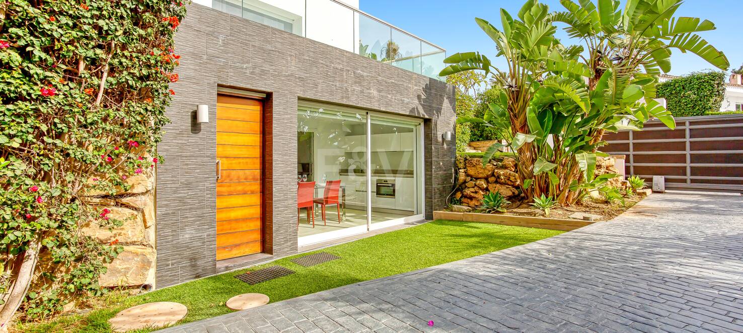 Modern Villa i Hacienda Las Chapas med havsutsikt