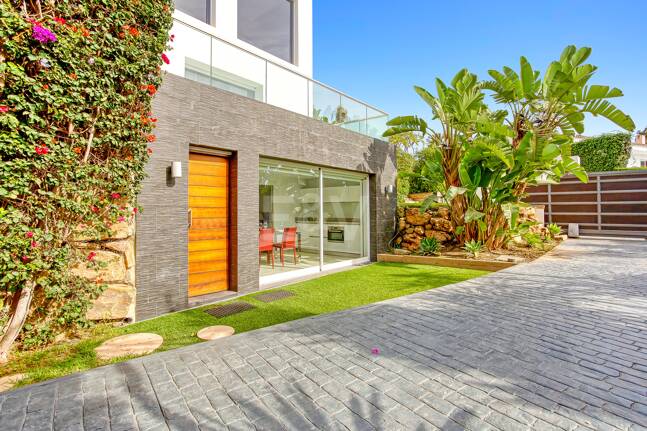 Modern Villa i Hacienda Las Chapas med havsutsikt