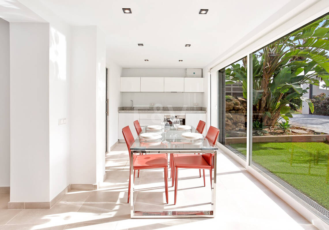 Modern Villa i Hacienda Las Chapas med havsutsikt