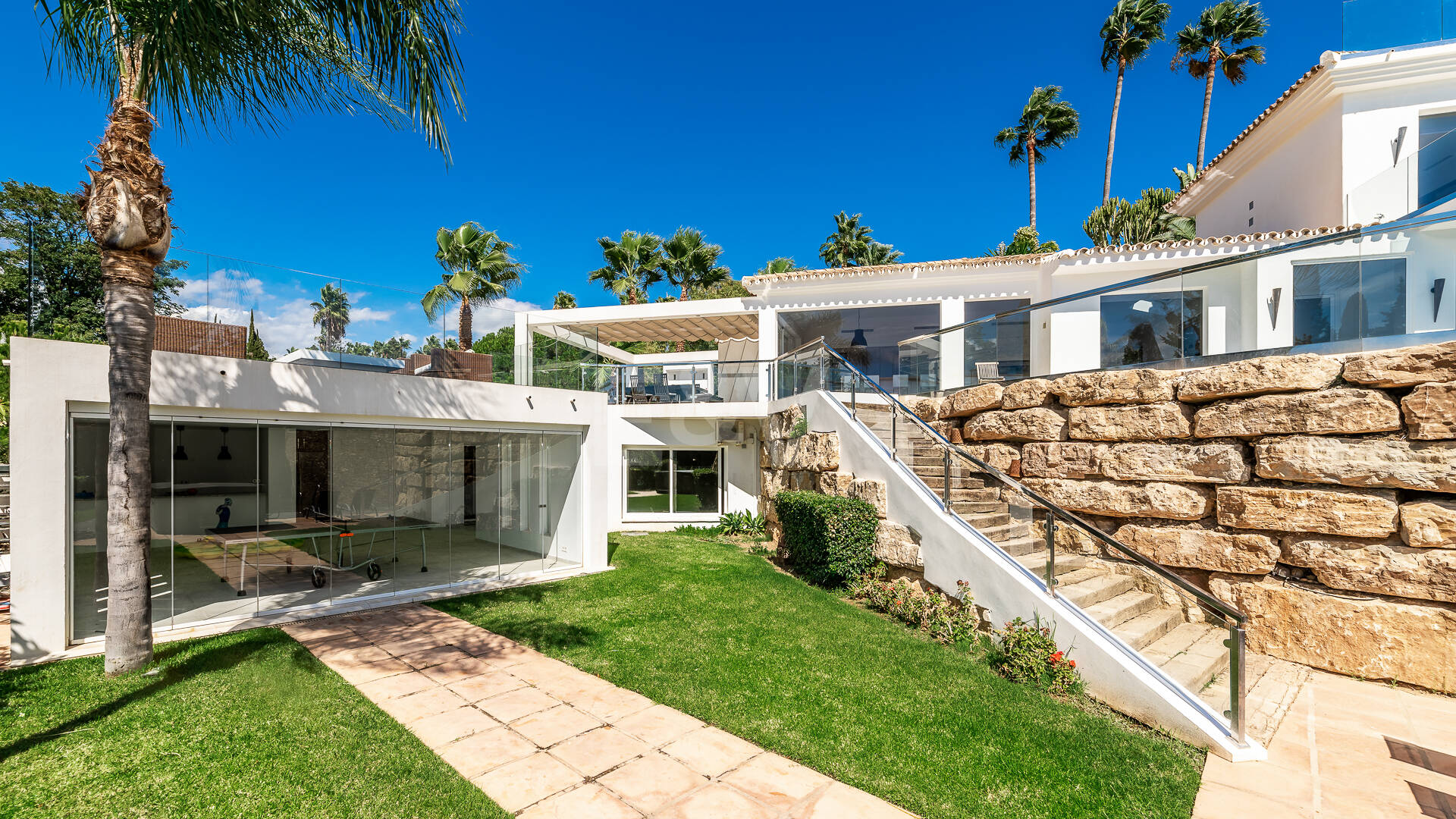 Modern Villa i Hacienda Las Chapas med havsutsikt