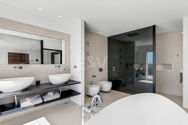 Modern Villa i Hacienda Las Chapas med havsutsikt