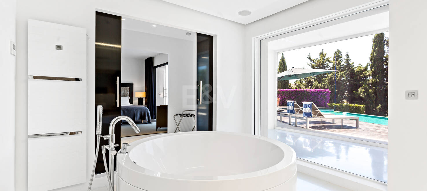 Modern Villa i Hacienda Las Chapas med havsutsikt
