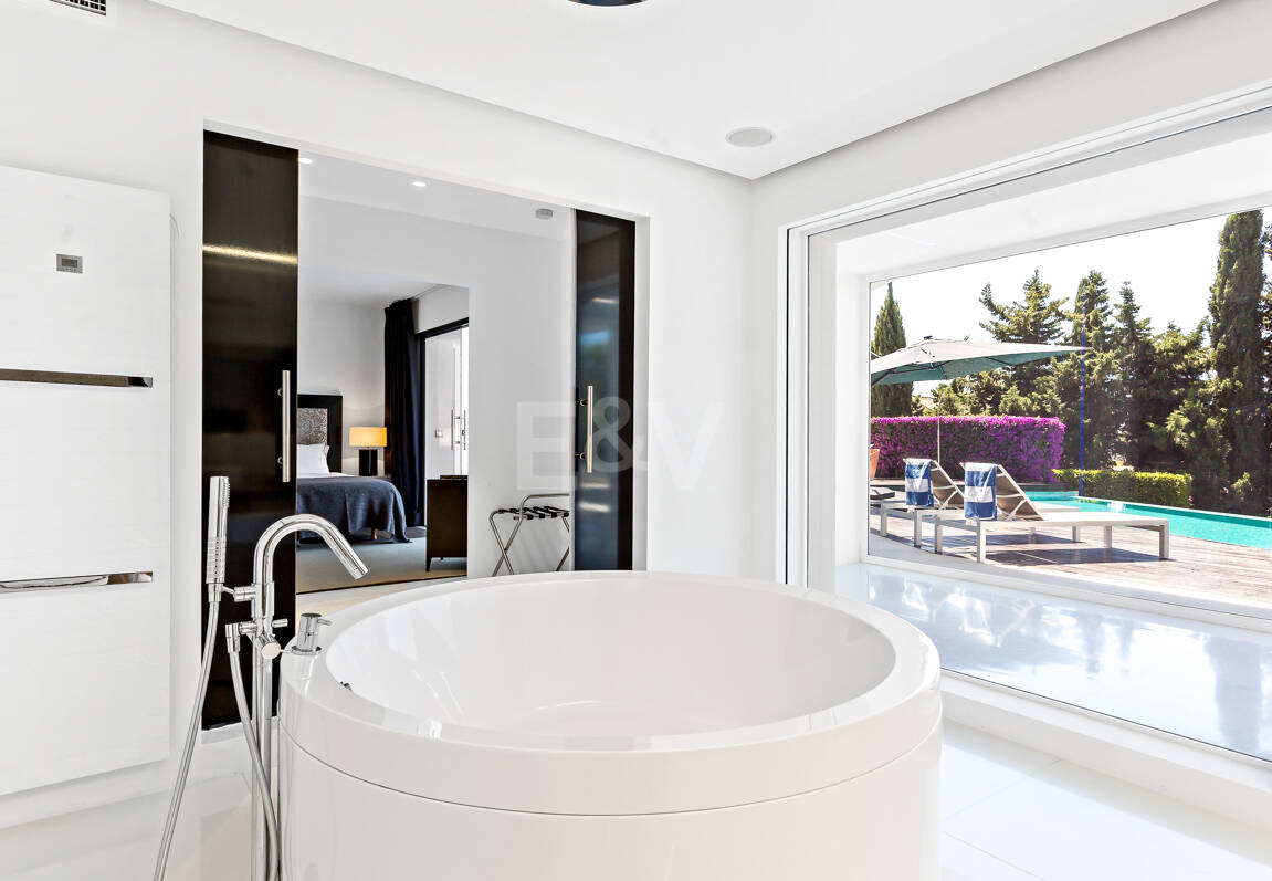 Modern Villa i Hacienda Las Chapas med havsutsikt