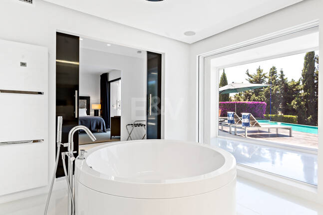 Modern Villa i Hacienda Las Chapas med havsutsikt