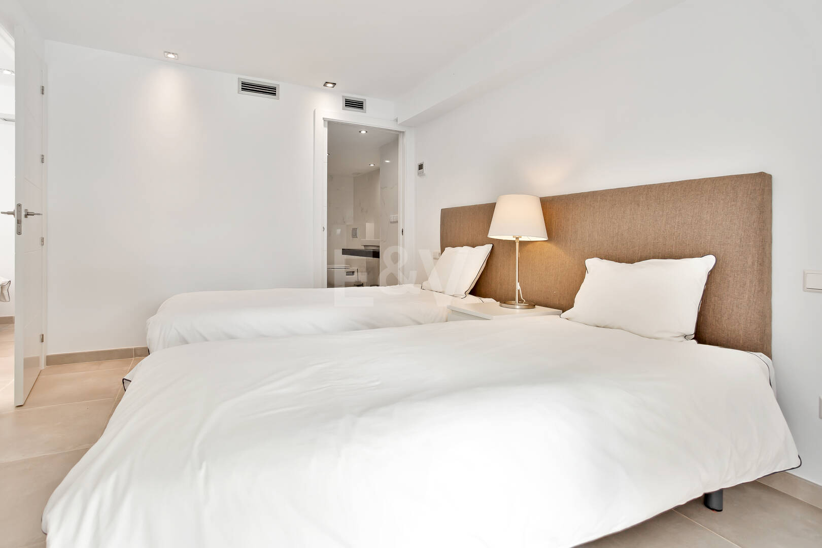 Modern Villa i Hacienda Las Chapas med havsutsikt