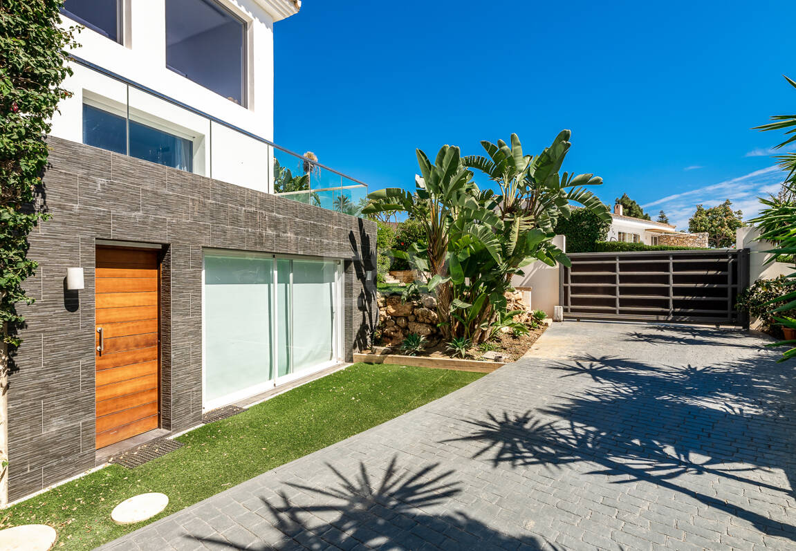 Modern Villa i Hacienda Las Chapas med havsutsikt