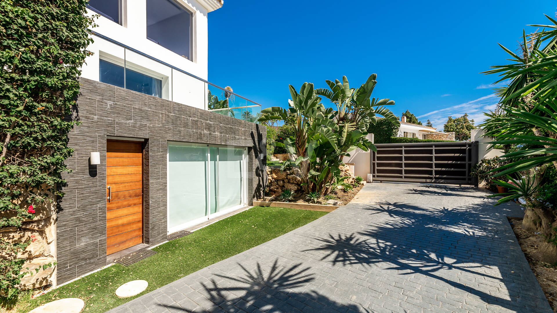 Modern Villa i Hacienda Las Chapas med havsutsikt