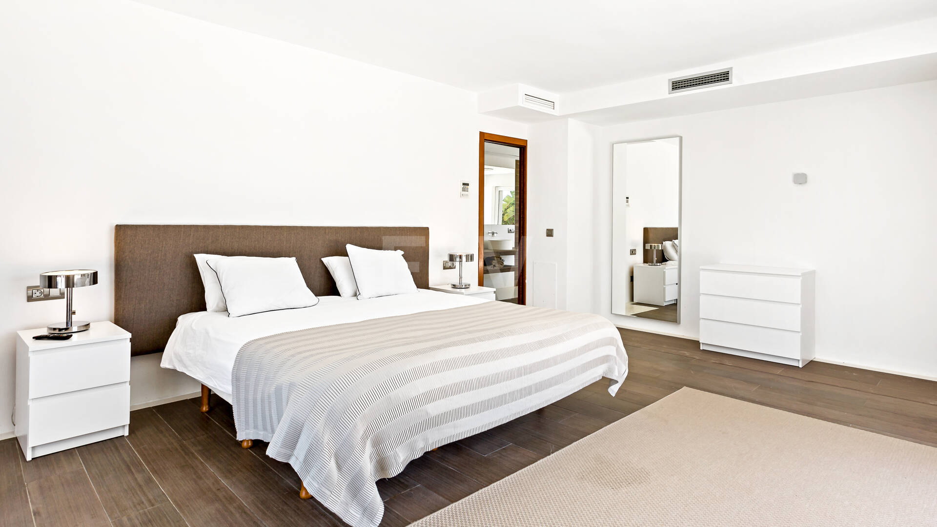 Modern Villa i Hacienda Las Chapas med havsutsikt