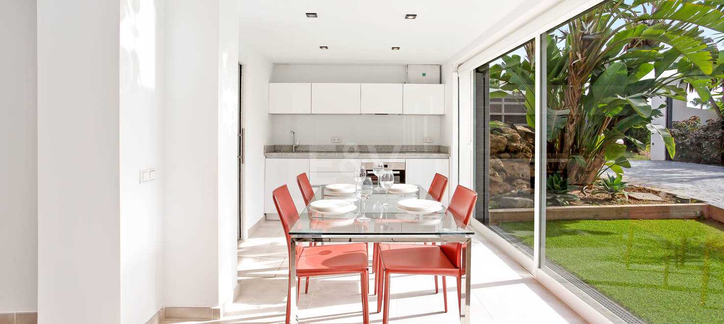 Modern Villa i Hacienda Las Chapas med havsutsikt