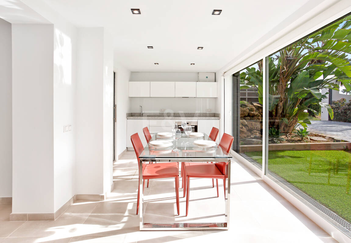 Modern Villa i Hacienda Las Chapas med havsutsikt