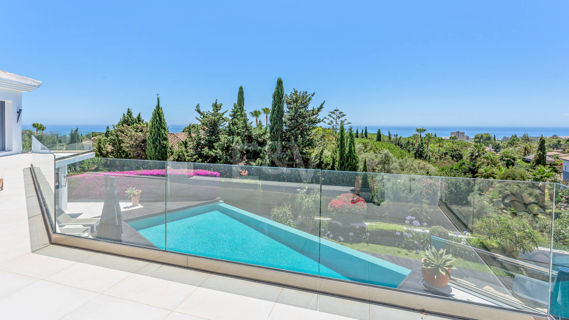 Modern Villa i Hacienda Las Chapas med havsutsikt