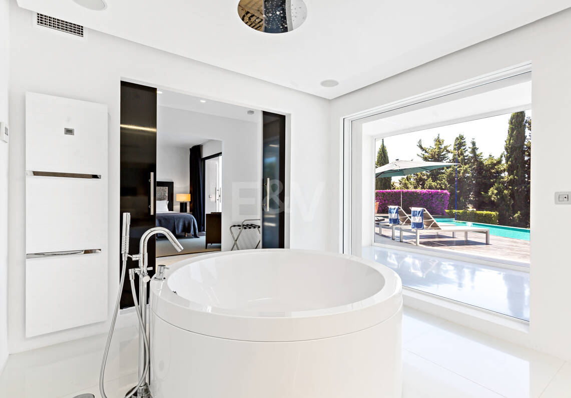 Modern Villa i Hacienda Las Chapas med havsutsikt