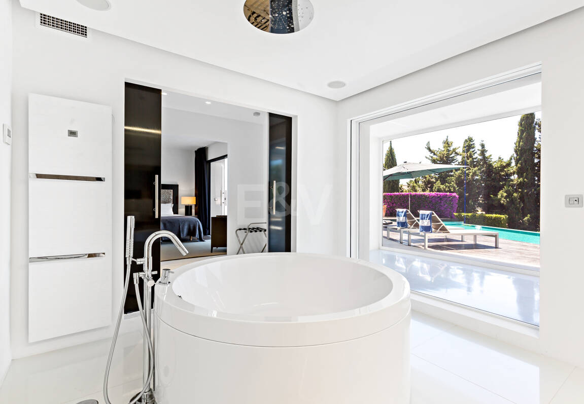 Villa moderna en Hacienda Las Chapas con impresionantes vistas al mar