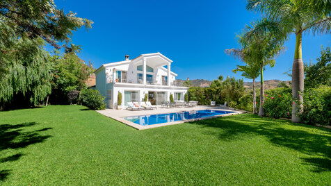 Elegante Villa en Elviria de Estilo Italiano con Vistas al Mar