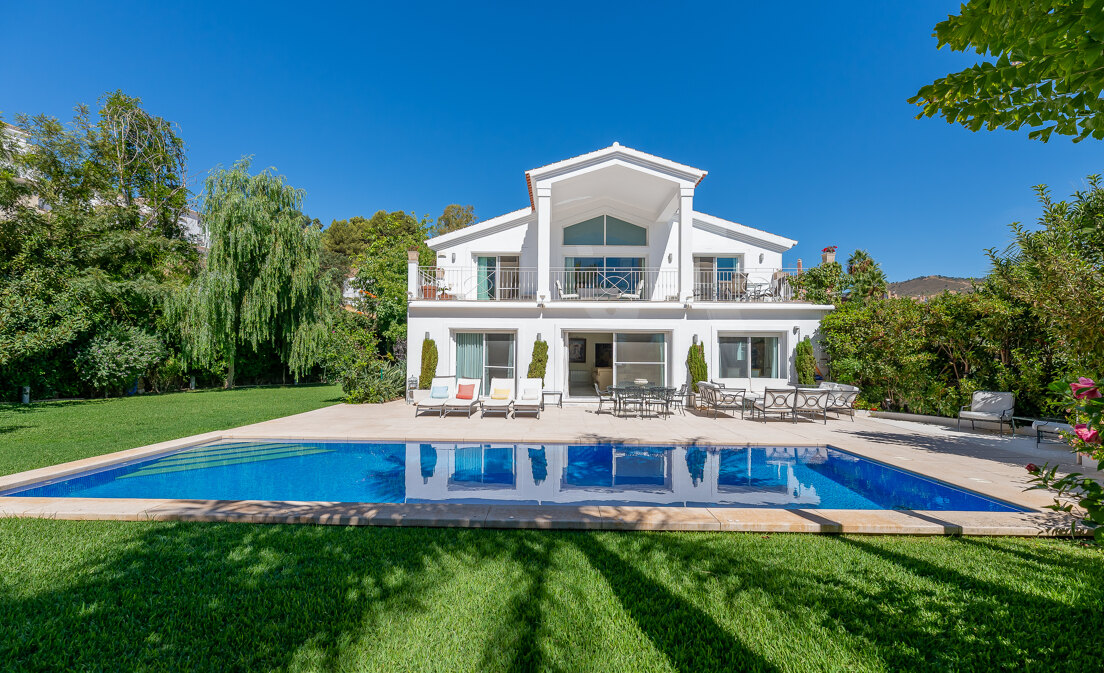 Élégante villa de style italien à Elviria avec vue sur la mer