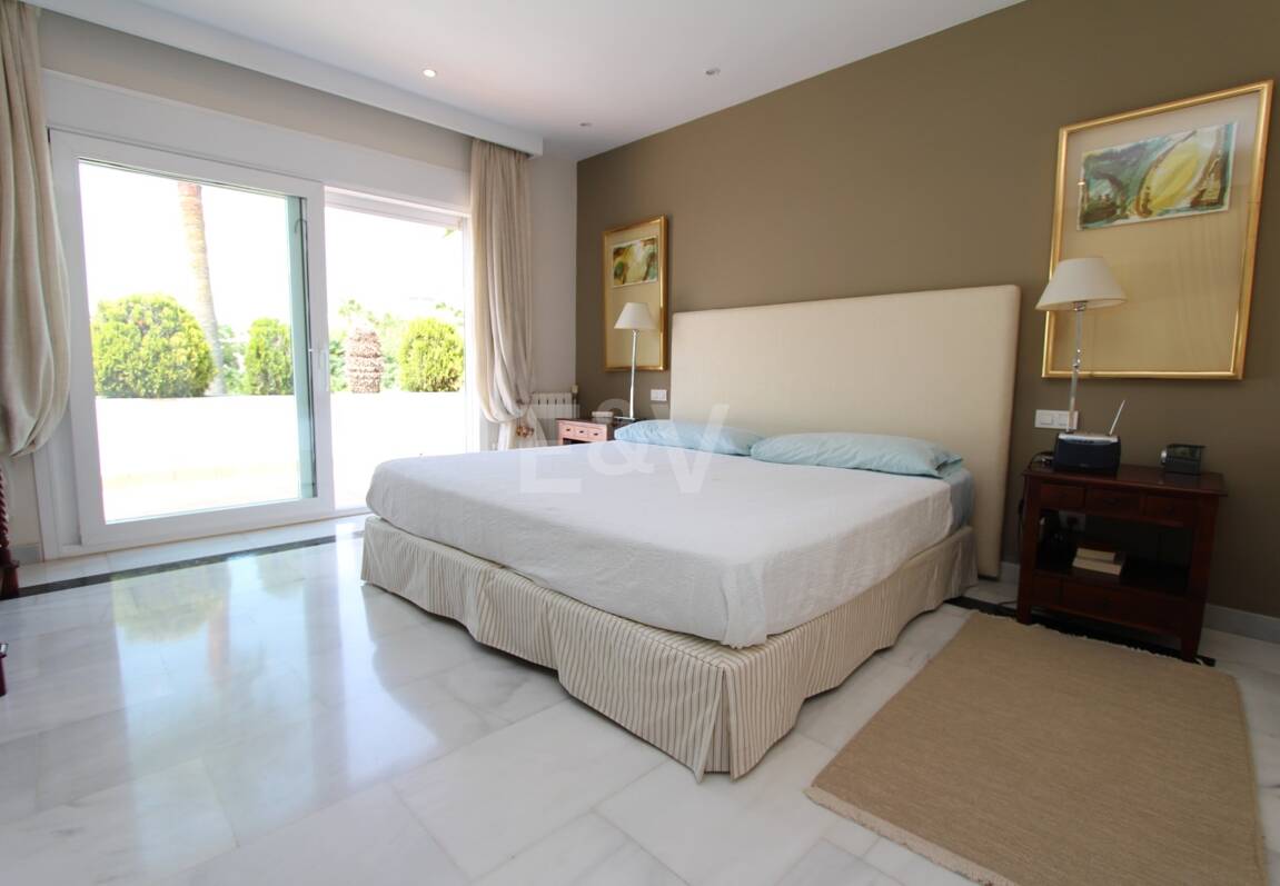 Moderne Villa in San Pedro Strand direkt am Strand mit Panoramablick.