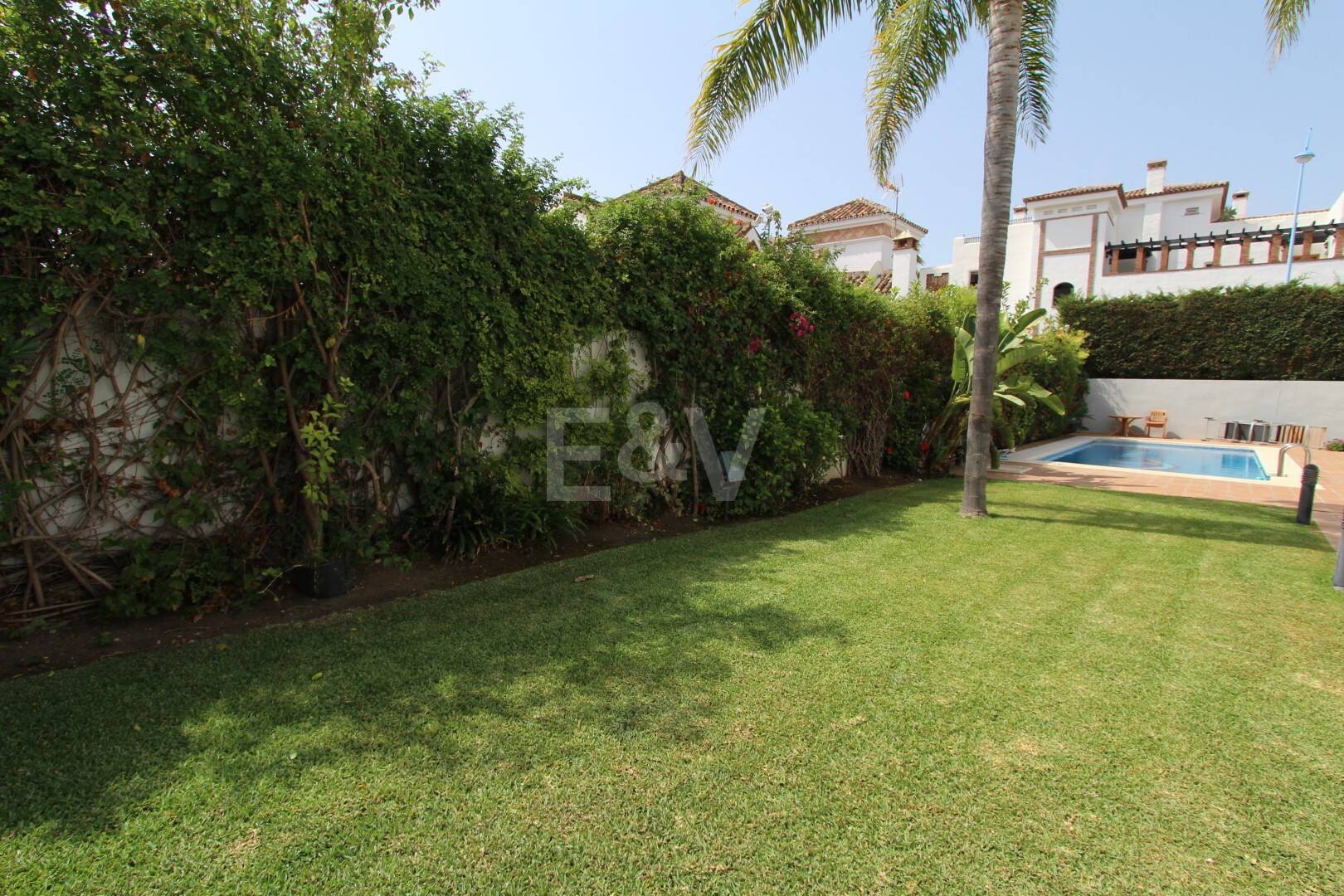 Moderne Villa in San Pedro Strand direkt am Strand mit Panoramablick.