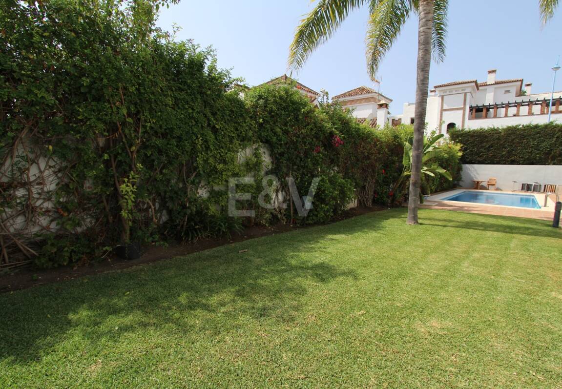 Moderne Villa in San Pedro Strand direkt am Strand mit Panoramablick.