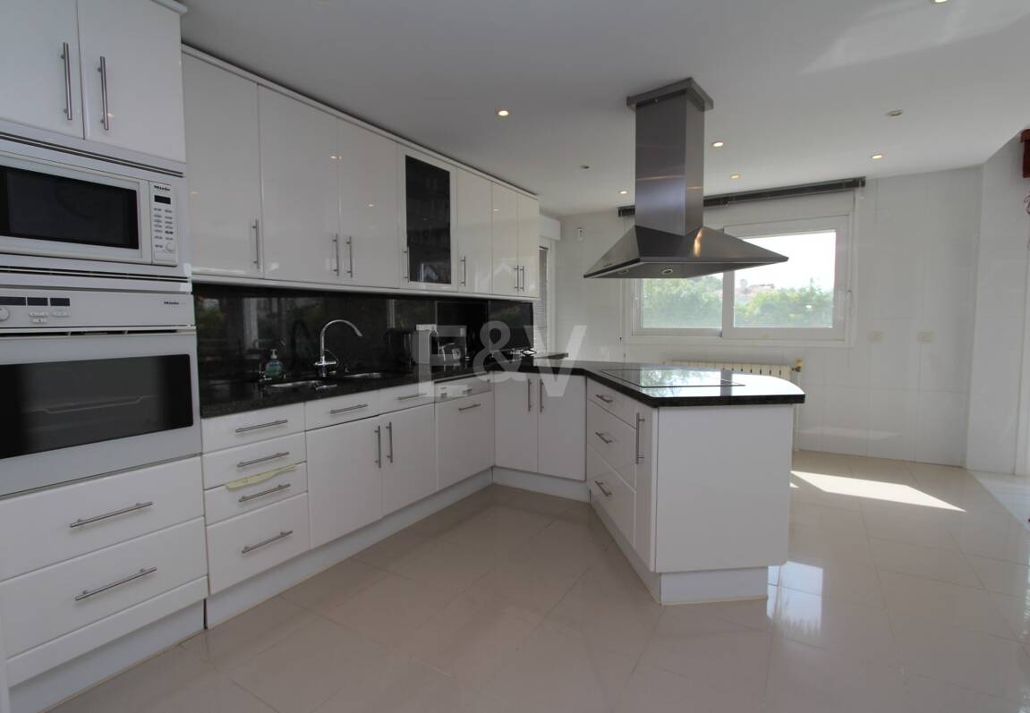 Moderne Villa in San Pedro Strand direkt am Strand mit Panoramablick.