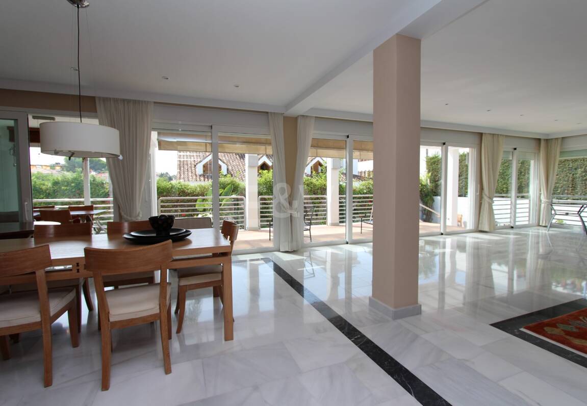 Moderne Villa in San Pedro Strand direkt am Strand mit Panoramablick.