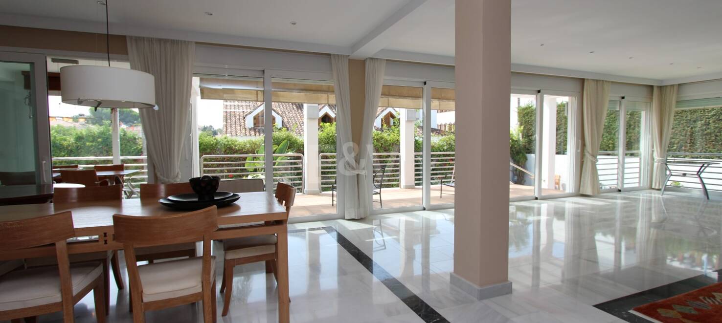 Samtida San Pedro Beach Beachside Villa med panoramautsikt.