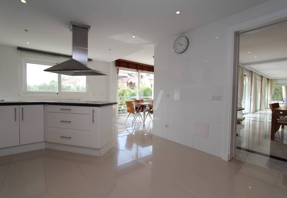 Moderne Villa in San Pedro Strand direkt am Strand mit Panoramablick.