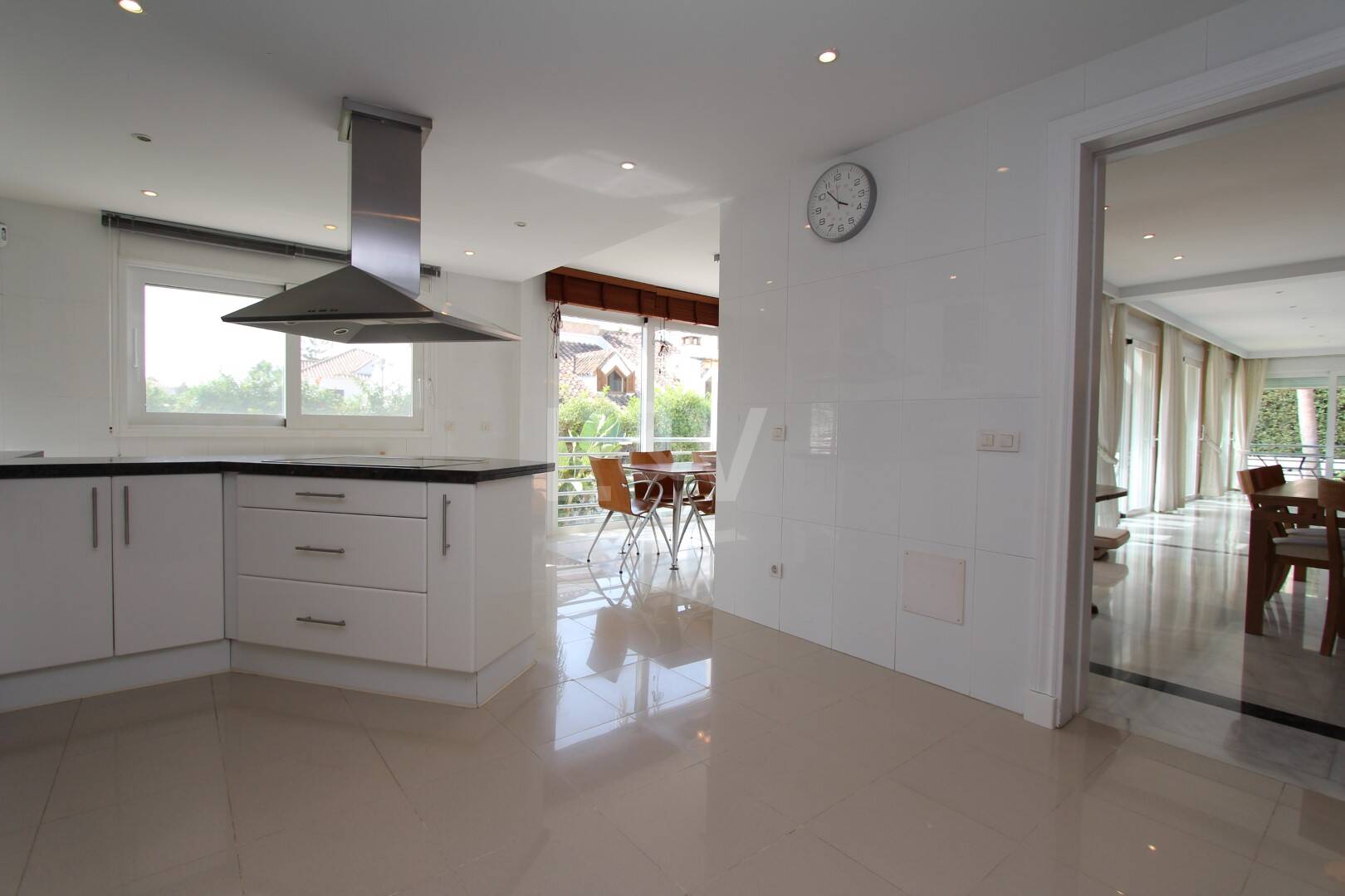 Moderne Villa in San Pedro Strand direkt am Strand mit Panoramablick.