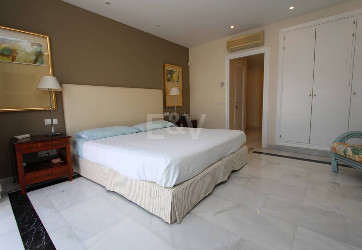 Moderne Villa in San Pedro Strand direkt am Strand mit Panoramablick.