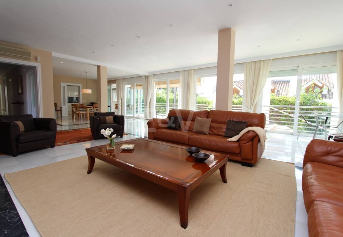 Moderne Villa in San Pedro Strand direkt am Strand mit Panoramablick.