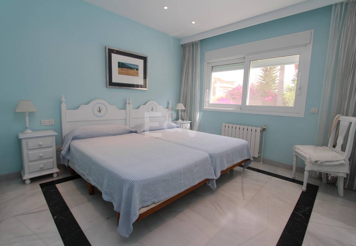 Moderne Villa in San Pedro Strand direkt am Strand mit Panoramablick.