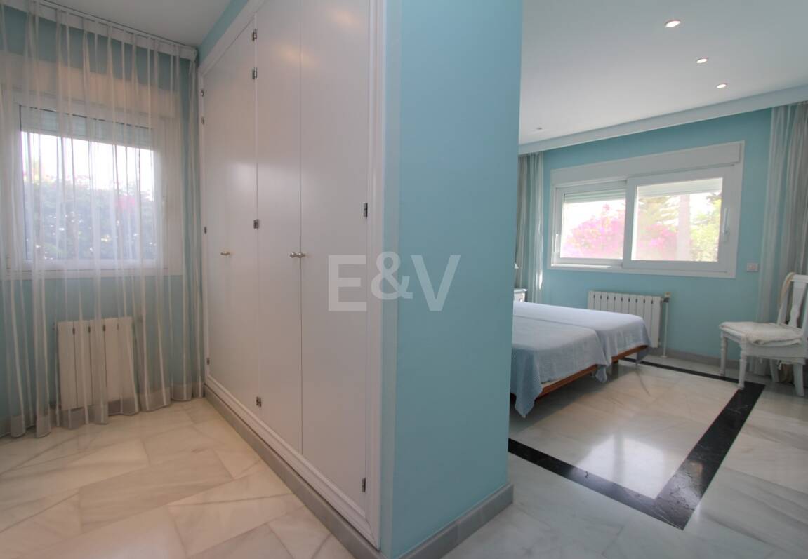 Moderne Villa in San Pedro Strand direkt am Strand mit Panoramablick.