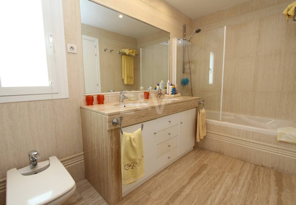 Moderne Villa in San Pedro Strand direkt am Strand mit Panoramablick.