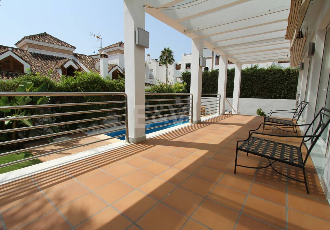 Moderne Villa in San Pedro Strand direkt am Strand mit Panoramablick.
