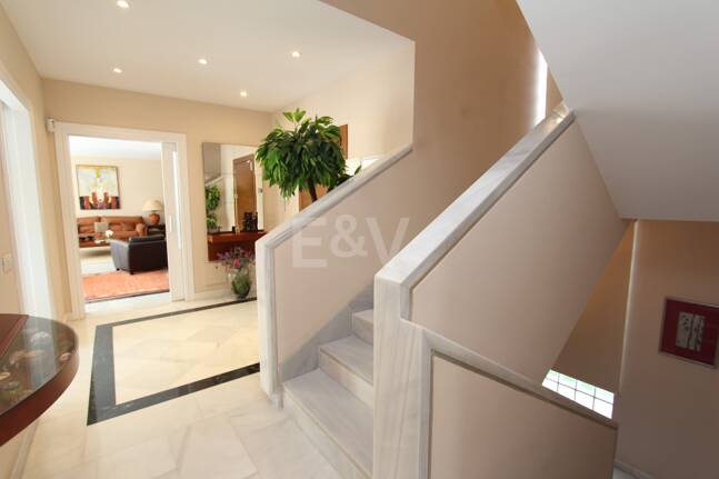 Moderne Villa in San Pedro Strand direkt am Strand mit Panoramablick.