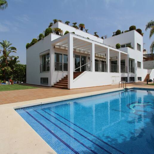 Samtida San Pedro Beach Beachside Villa med panoramautsikt.