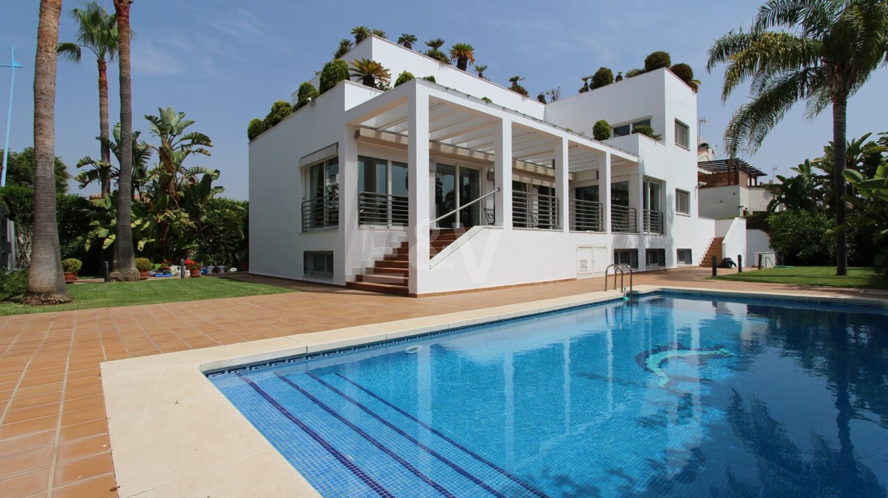 Villa contemporánea en San Pedro Playa junto a la playa, con vistas panorámicas.