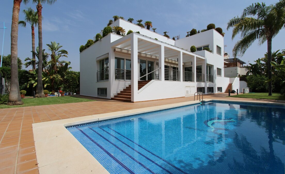 Villa contemporánea en San Pedro Playa junto a la playa, con vistas panorámicas.