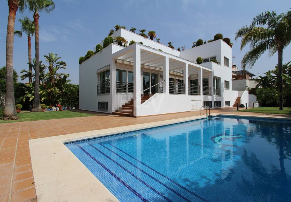 Moderne Villa in San Pedro Strand direkt am Strand mit Panoramablick.