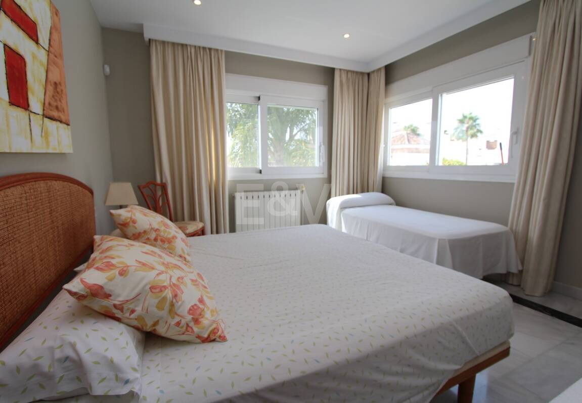 Moderne Villa in San Pedro Strand direkt am Strand mit Panoramablick.