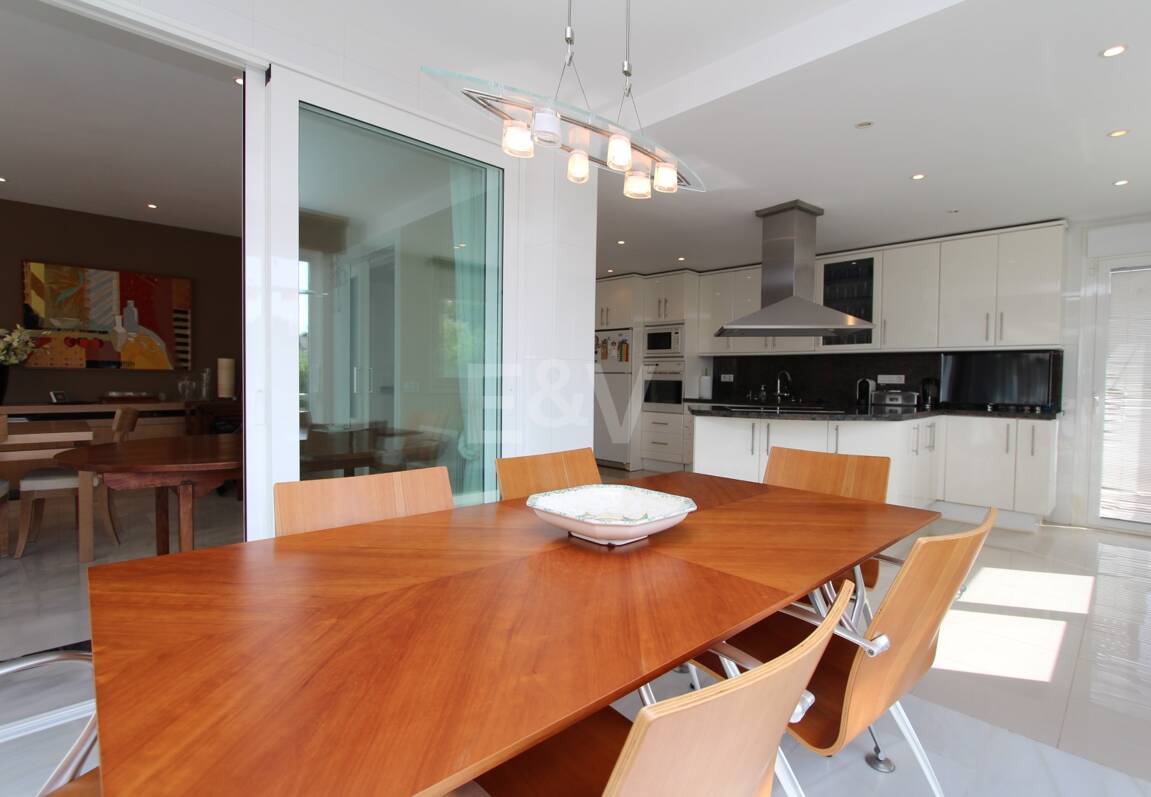 Moderne Villa in San Pedro Strand direkt am Strand mit Panoramablick.