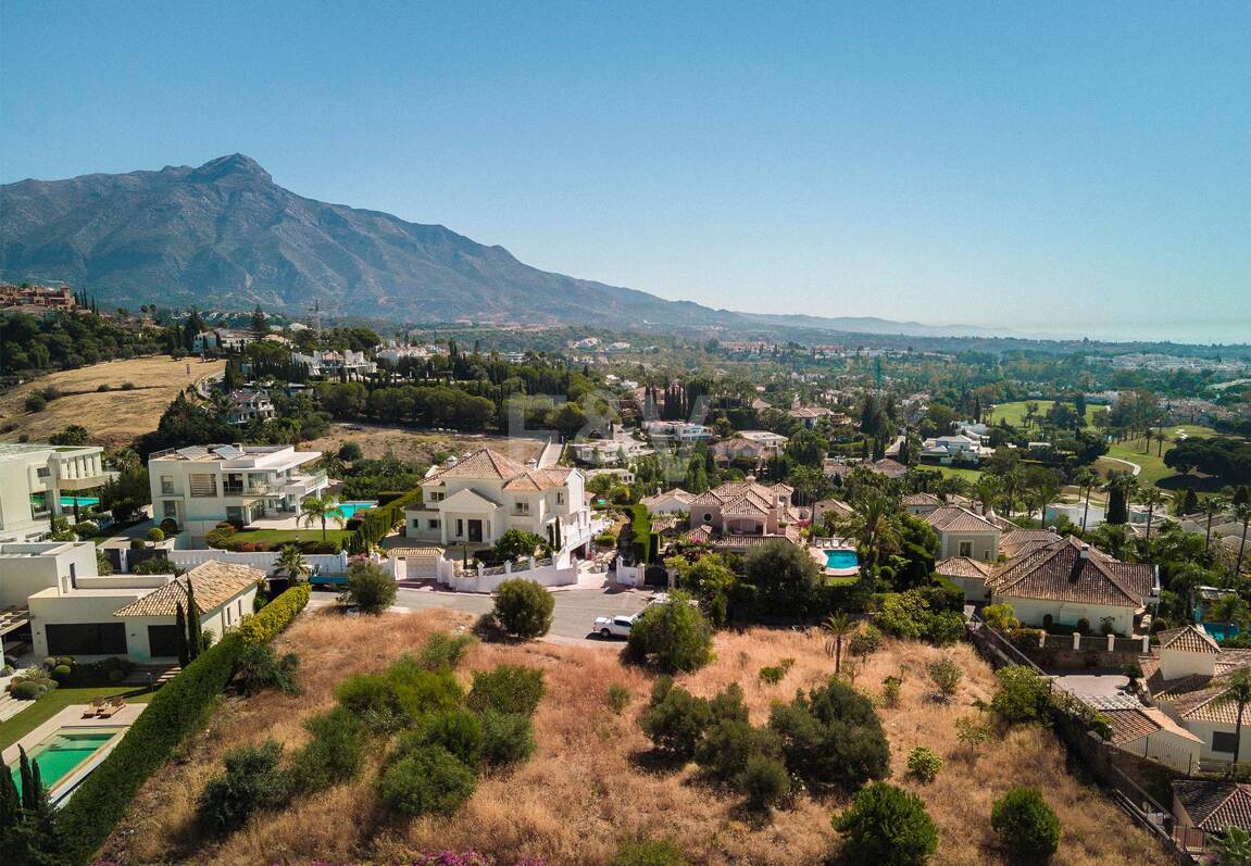 Best Plots in Haza del Conde, Nueva Andalucia