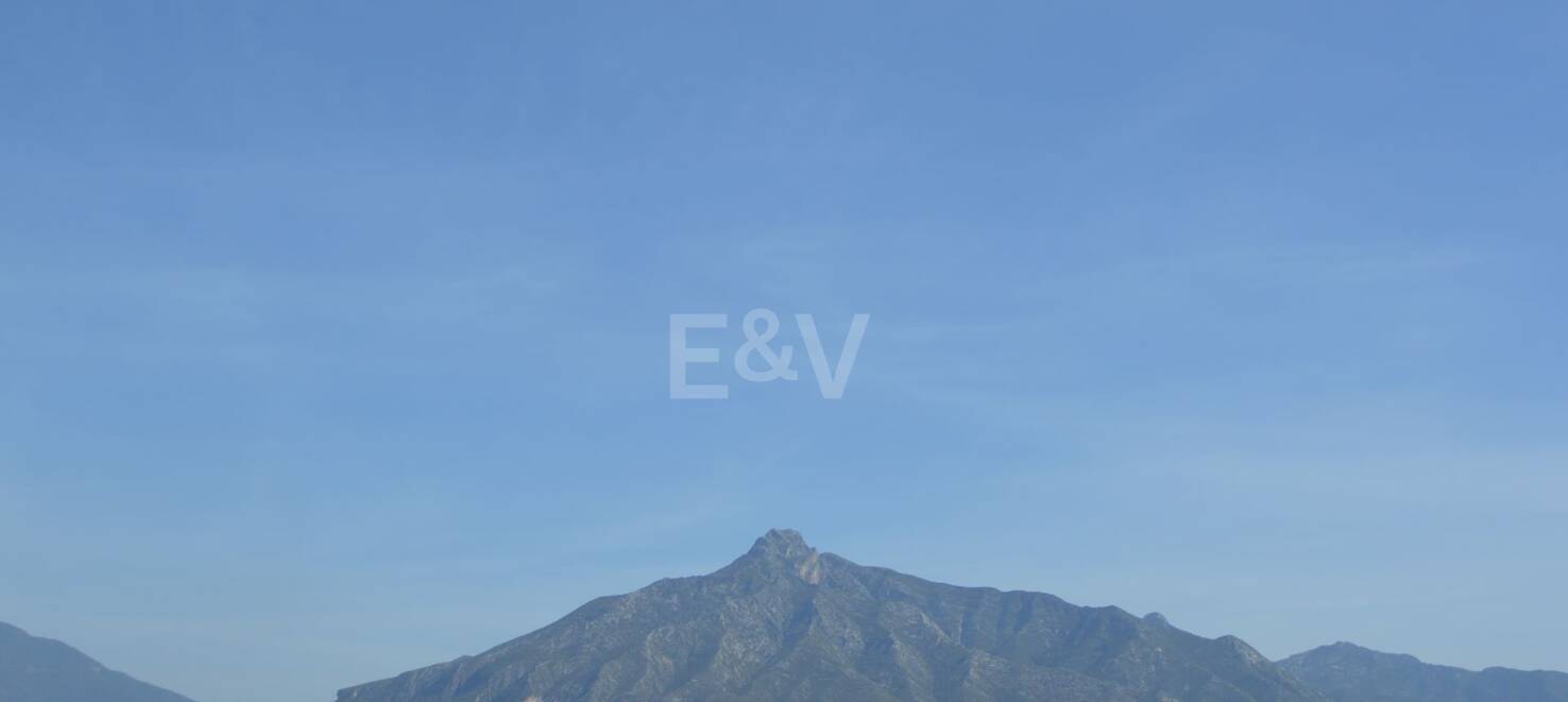 Best Plots in Haza del Conde, Nueva Andalucia