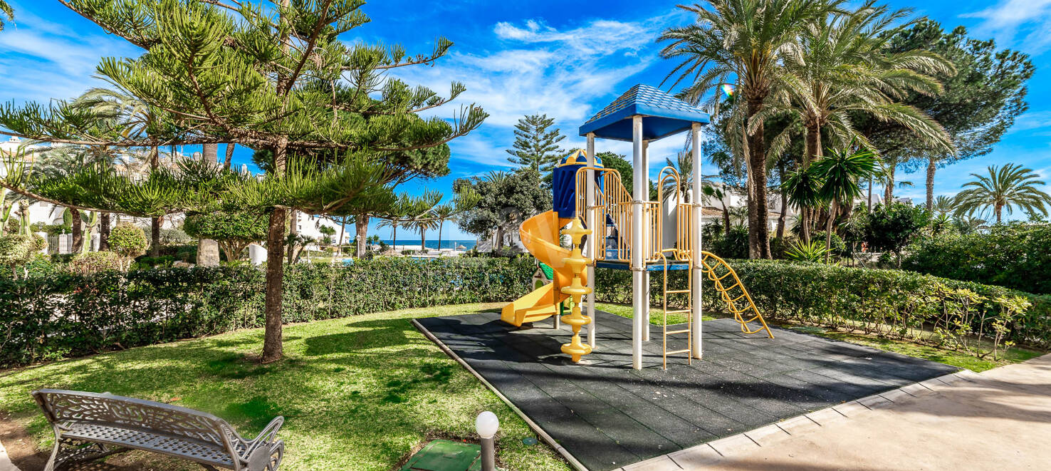 Lyxig Beachfront Townhouse i Coral Beach på Marbellas Golden Mile